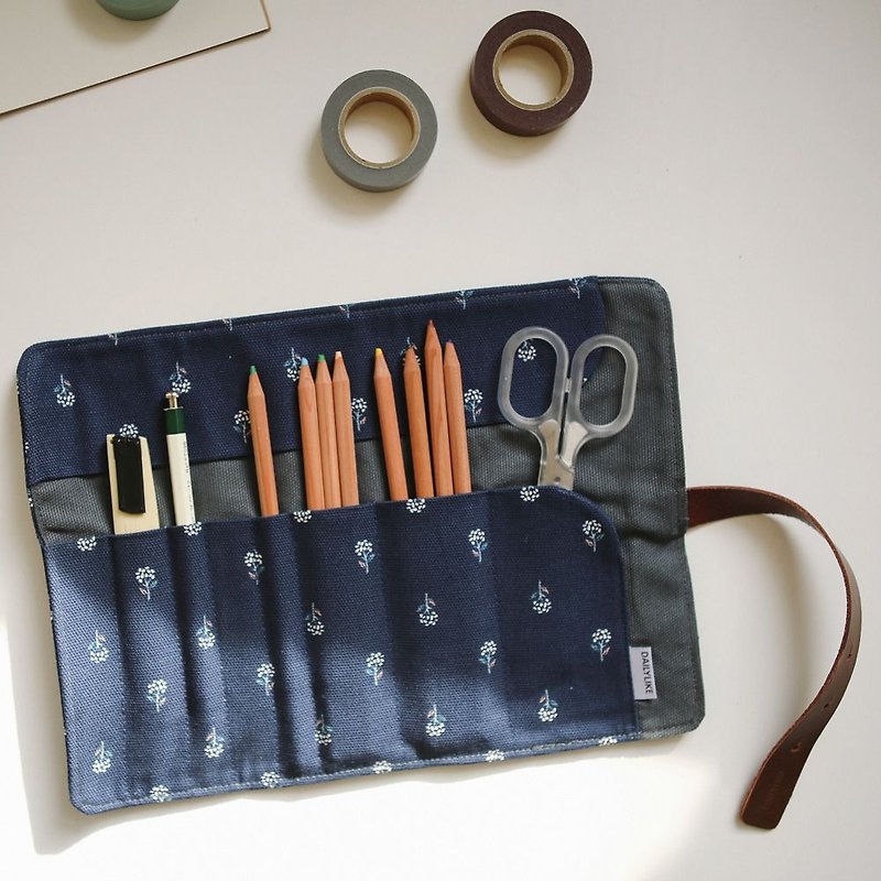 Nordic leather belt buckle universal roll cloth pencil bag - 03 hydrangea, E2D48941 - กล่องดินสอ/ถุงดินสอ - ผ้าฝ้าย/ผ้าลินิน สีน้ำเงิน