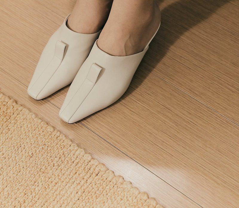 Simple folding low heel slippers white - รองเท้าส้นสูง - หนังแท้ ขาว