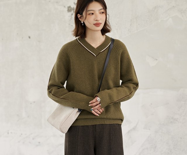 V 2025 line sweater