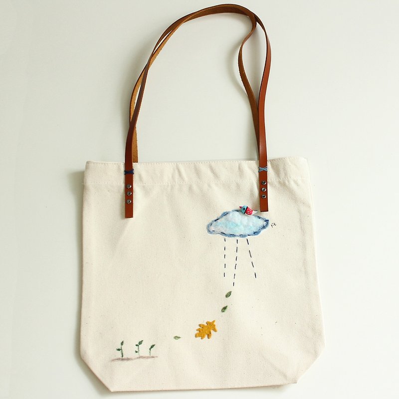 Autumn, cloud & bird tote bag - Handmade, Wool felt embroidery, Canvas bag - กระเป๋าแมสเซนเจอร์ - ผ้าฝ้าย/ผ้าลินิน ขาว
