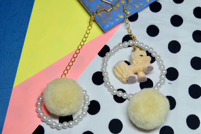 Remade doll hand earrings / babyhand /Harajuku/kawaii/ - ต่างหู - วัสดุอื่นๆ สีกากี