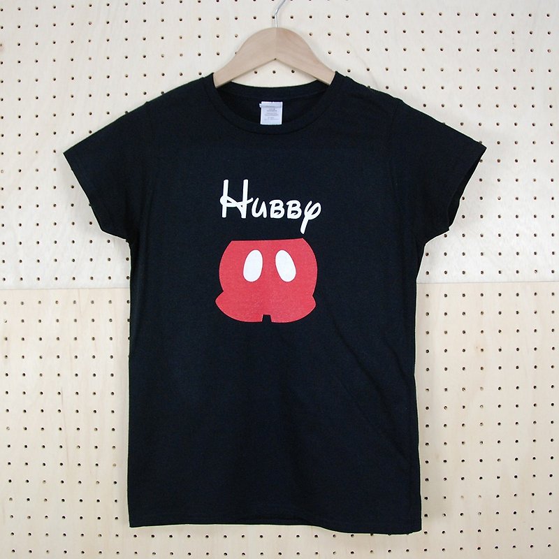 新創設計師-T恤：【Cute Hubby】短袖 T-shirt《中性/修身》(黑)-850 Collections - T 恤 - 棉．麻 紅色