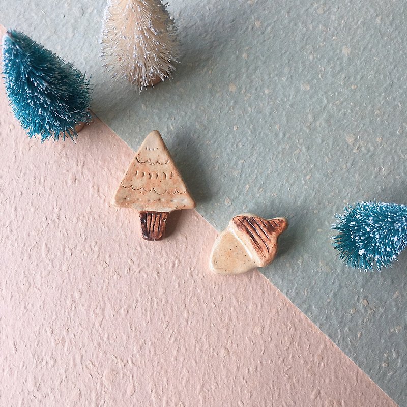 石下/ 節日系列 聖誕樹＋橡果 陶瓷 別針 一對 - 胸針 - 瓷 咖啡色