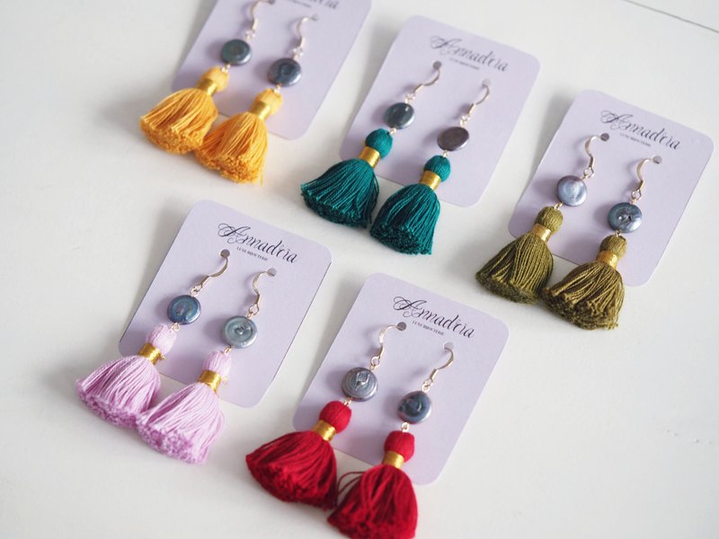 Freshwater pearl earrings with tassels/ gift for her/ bridesmaid - 耳環/耳夾/耳骨夾 - 繡線 多色