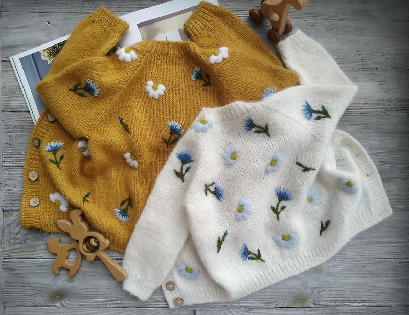 Custom knitting handmade alpaca cardigan with embroidered flowers for bab, girl - เสื้อโค้ด - ขนแกะ 