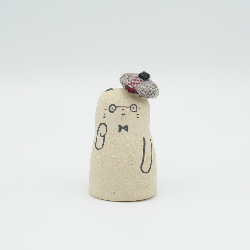 手作り陶人形　小さなベレー帽をかぶったメガネ招き猫 - 擺飾/家飾品 - 陶 卡其色