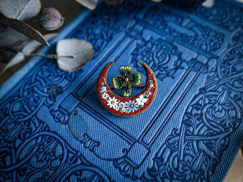 Italian Crescent and Clover Micro Mosaic Brooch – European Antique Jewelry Vintage - เข็มกลัด - วัสดุอื่นๆ 