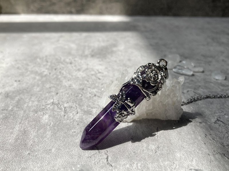 【Flowers. Amethyst pillar. Necklace] Clavicle chain, titanium steel, amethyst single-pointed hexagonal column, purple - Collar Necklaces - Crystal Purple