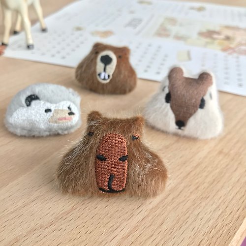 unmelt (new store) Capybara pin / Squirrel pin / Beaver pin / Tiny Hedgehog