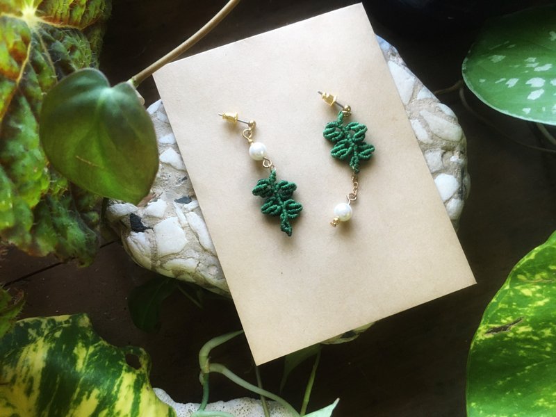 Asymmetrical pearl earrings with twisted flowers and fern leaves - ต่างหู - ไข่มุก สีเขียว