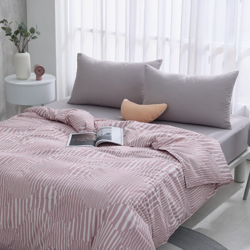 Double/October quilt/machine washable, quilt cover-free, good quilt to cover the whole year - Line Pink - ผ้าห่ม - ขนของสัตว์ปีก 