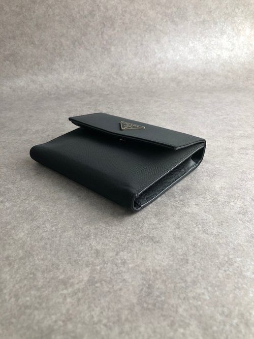 日本直送 名牌中古包 】PRADA プラダ 財布 ブラック トライアングル