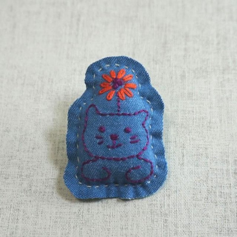 Hand embroidery broach "flower cat" - เข็มกลัด - งานปัก สีน้ำเงิน