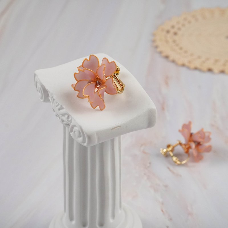 Sakura Petal Rain on-ear earrings handmade crystal flower resin jewelry - ต่างหู - เรซิน สึชมพู