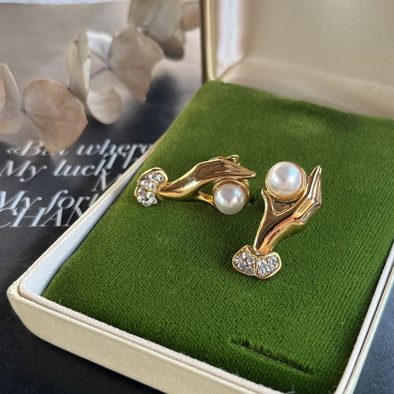 [Qimeng holding pearl earrings] Vintage American antique jewelry and old pieces of jewelry - ต่างหู - โลหะ 