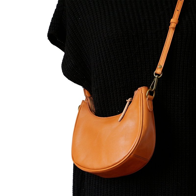 Moon-shaped bag Cowhide shoulder crossbody shoulder bag Mini bag - กระเป๋าแมสเซนเจอร์ - หนังแท้ สีส้ม