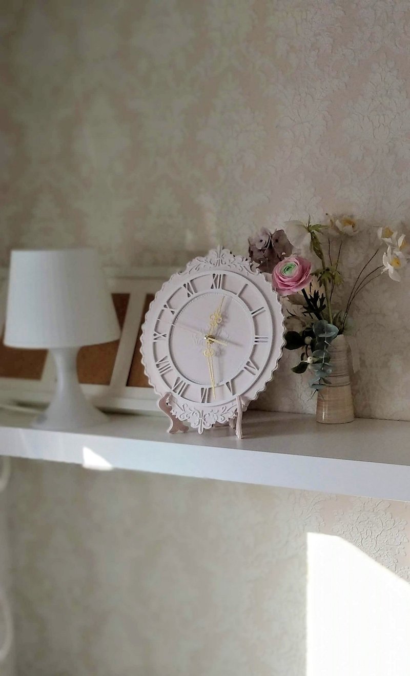 掛鐘 座鐘 Small pink table clock with white ornaments in vintage style Silent clock - 時鐘/鬧鐘 - 木頭 粉紅色
