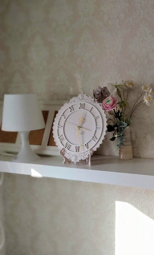 YourFloralDreams 掛鐘 座鐘 Small pink table clock with white ornaments in vintage style Silent clock