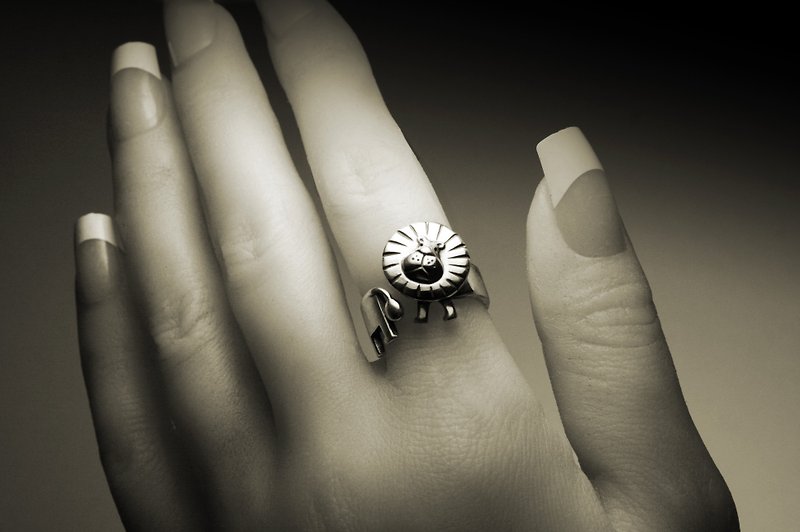 可愛小獅子銀戒指 - 戒指 - 其他金屬 銀色