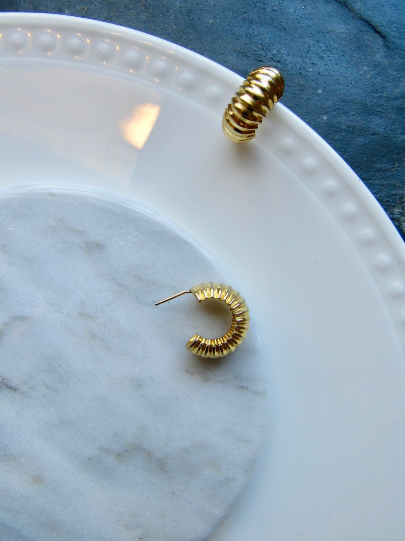 Vintage Textured Gold Hoop Earrings - 耳環/耳夾/耳骨夾 - 貴金屬 金色
