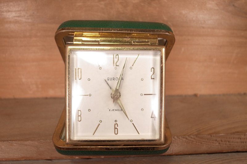 Old bone EUROPA green mechanical travel alarm clock VINTAGE - นาฬิกา - โลหะ สีเขียว