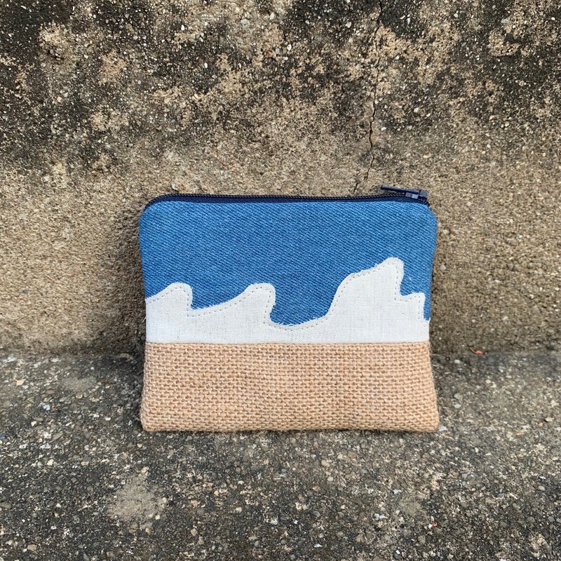 Small zipper bag-Hualien's fallow rice field with blue sky and white clouds - Coin Purses - Cotton & Hemp Khaki