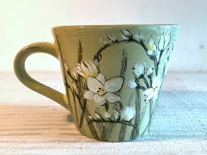 Freesia carved coffee mug_ceramic mug - แก้วมัค/แก้วกาแฟ - ดินเผา สีเขียว