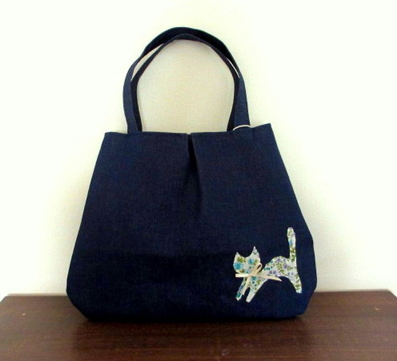 ネコとお花 デニムの手提げバッグ　ブルー花柄 - トート・ハンドバッグ - コットン・麻 ブルー