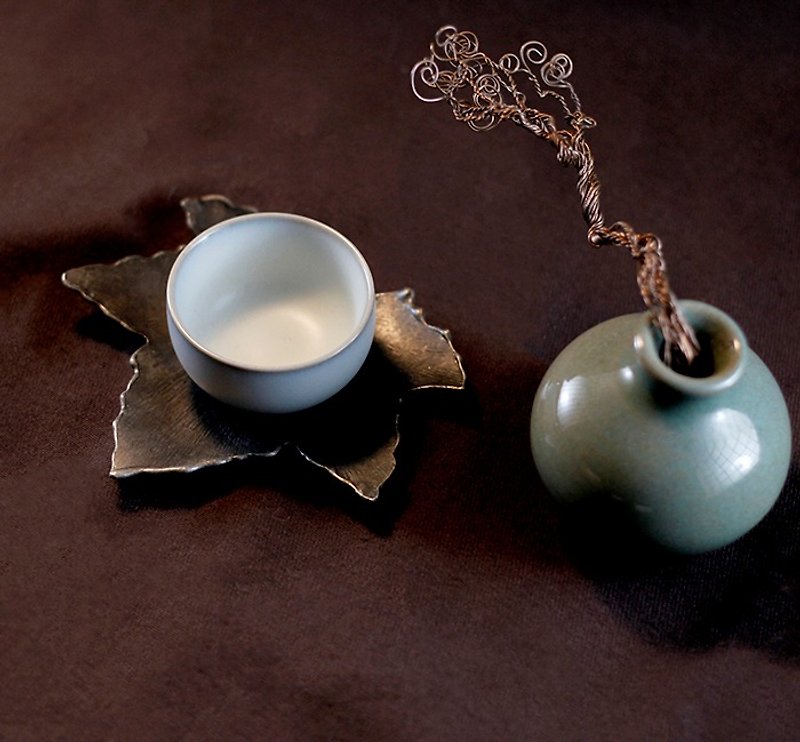 Handmade Maple-leaf-shaped Tin Coaster for Tea Cup, Hand-smithed Tin Dish - จานเล็ก - โลหะ สีเทา
