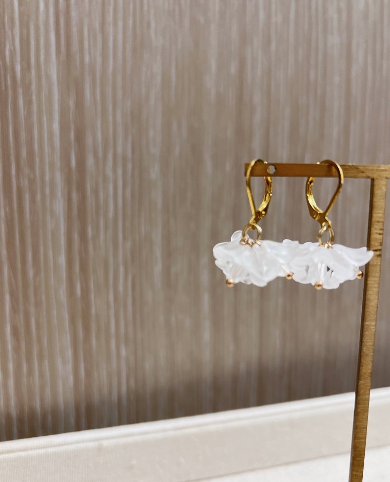 冒牌老闆娘 Kingboss串串小花朵耳環2022014 - 耳環/耳夾/耳骨夾 - 其他金屬 白色