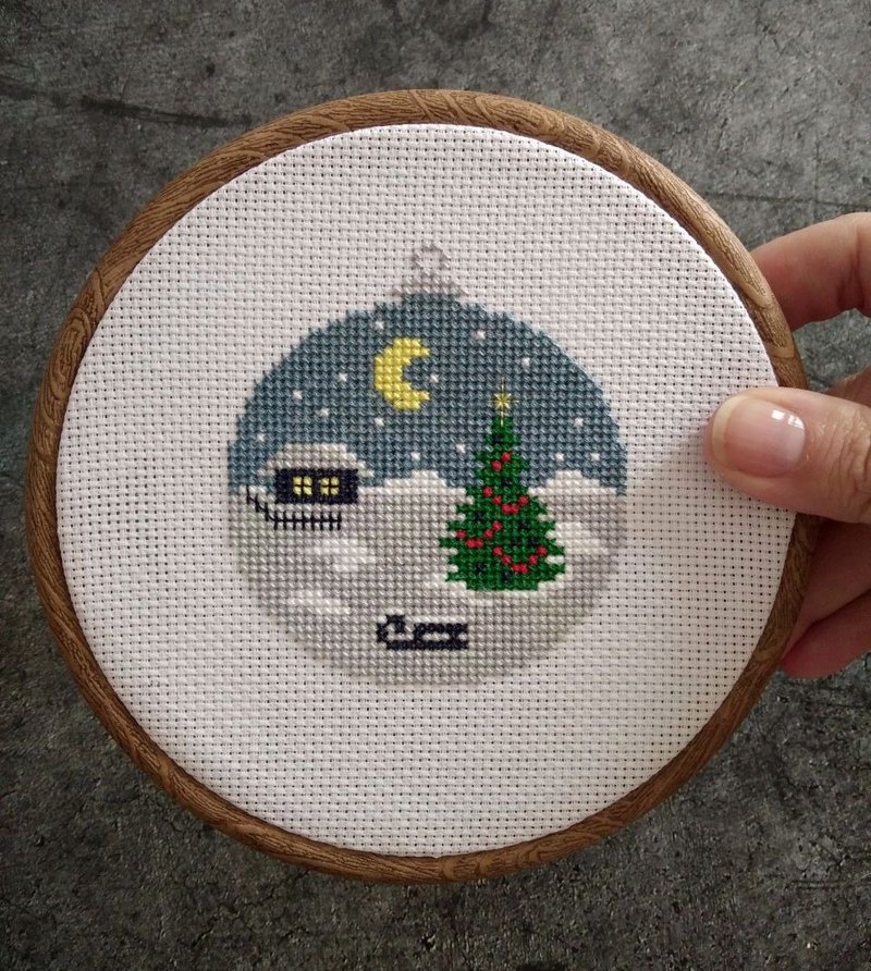Small cross stitch pattern PDF / Christmas ball Winter / New Year embroidery - Logo 設計/圖案設計 - 其他材質 