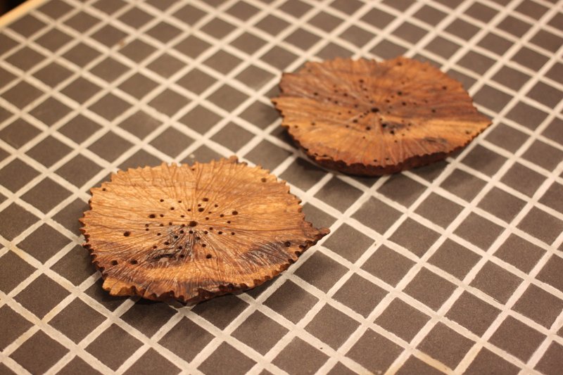 [Breath of the Forest] A pair of old camphor wood coasters made of exotic wood with handmade lotus leaf patterns produced by Sanxia Riyuefang - Coasters - Wood 