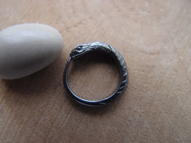 Ouroboros snake black sterling silver earring 12mm(0.45 inch) Single handcrafted - 耳環/耳夾/耳骨夾 - 純銀 黑色