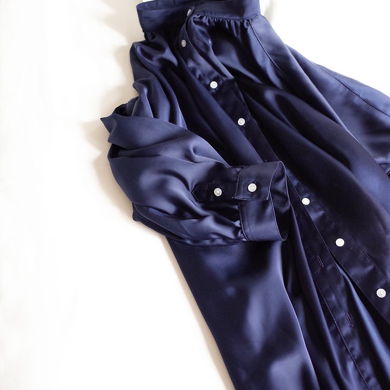 Dark Blue Classic Shirt - เสื้อเชิ้ตผู้หญิง - ผ้าฝ้าย/ผ้าลินิน สีน้ำเงิน