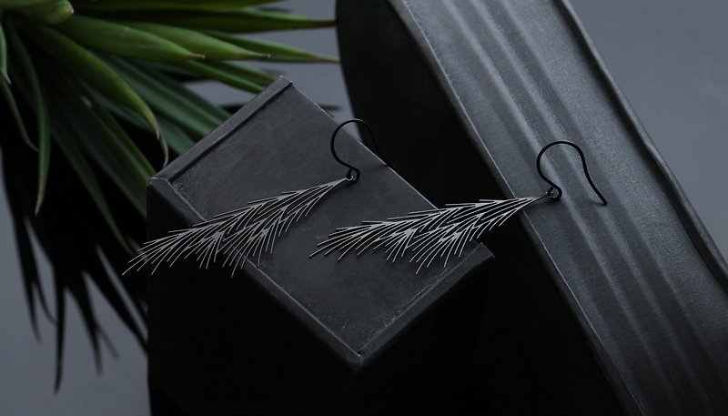 Black Reed Earrings Common Reed Earrings (Black) - สร้อยคอ - โลหะ สีดำ