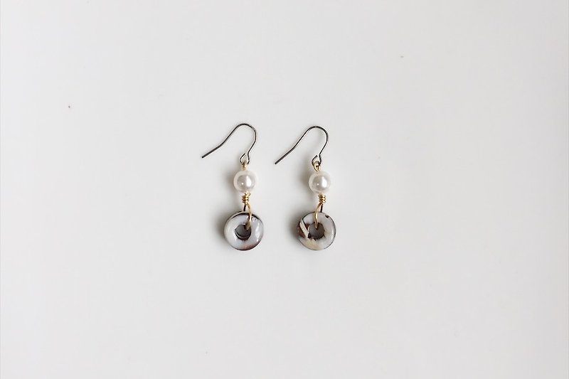 Chocolate frosted pearl shell natural stone earrings - ต่างหู - เครื่องเพชรพลอย สีนำ้ตาล