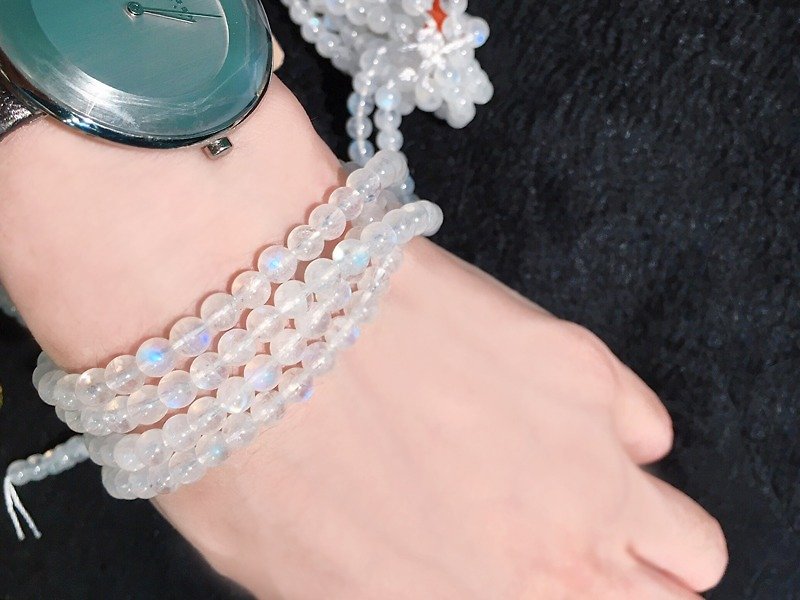 (Ofelia.) Custom-made moonstone three-ring bracelet