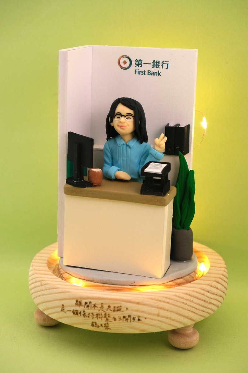 A small gift to commemorate your retirement, with a custom name. Customized character styling for photos (office styling) is provided. - Items for Display - Clay 