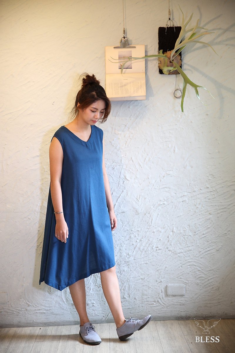 Natural Tencel Cotton Fabric Hand-made Asymmetrical Cut Sleeveless Dress - ชุดเดรส - ผ้าฝ้าย/ผ้าลินิน 