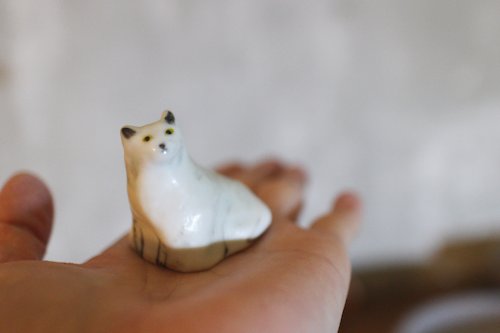 LeLeCoCo Pottery 陶瓷工作室 背上有一點虎斑的白貓 貓偶 公仔 瓷偶