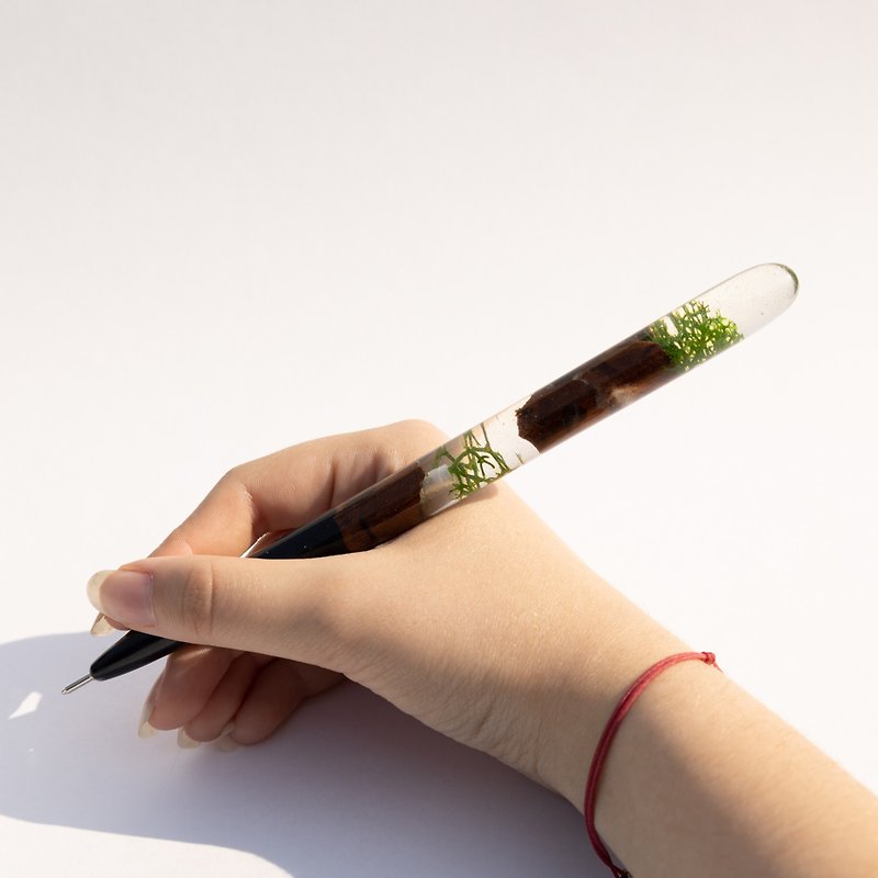 Fancy magic reusable epoxy ball pen. Cute real moss luxury gift pen. - 原子筆/中性筆 - 木頭 多色