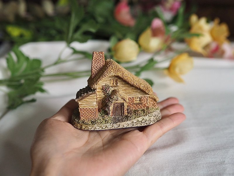 British handmade cute decoration cottage H - ของวางตกแต่ง - เครื่องลายคราม 