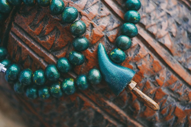 Wooden bead necklace with mushroom pendant, deep blue color wood beaded choker - สร้อยคอ - ไม้ สีน้ำเงิน