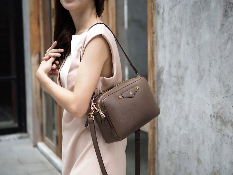 หนังแท้ กระเป๋าถือ สีนำ้ตาล - Helen (Warm taupe) : 2 zip cross body bag, cow leather bag, Brown-grey bag