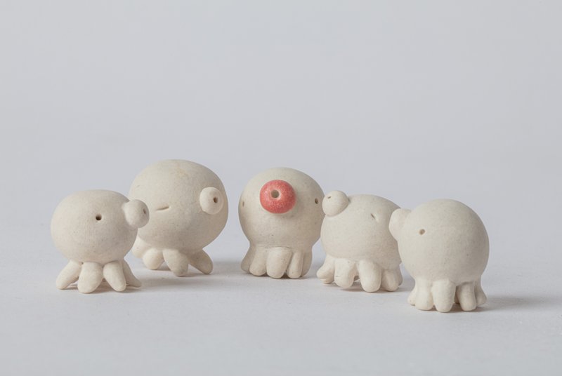 Round octopus series - the small white porcelain octopus can also be used as a diffuser Stone to make it fragrant and cute everywhere. - ของวางตกแต่ง - เครื่องลายคราม 