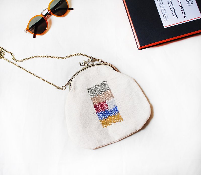 Hand-washing bird electric embroidery linen gold package sidepack bag - กระเป๋าแมสเซนเจอร์ - ผ้าฝ้าย/ผ้าลินิน ขาว