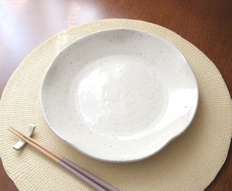 日本職人手作 白御影土五瓣花型輪花盤 8寸 24cm - 碟/盤子/餐盤 - 陶 白色