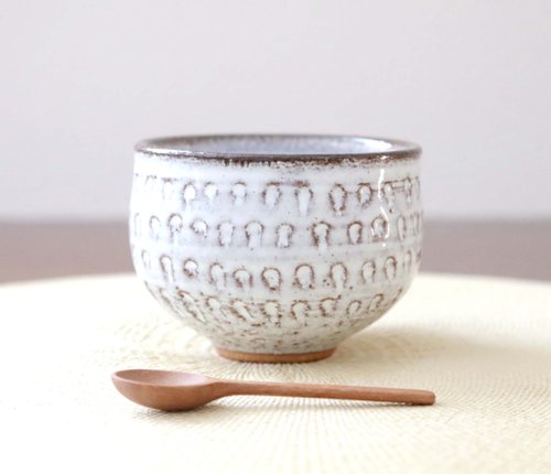 CreativeStudio AmetsuchiKaoru On Sale / ころんと丸い 彫り模様と白釉のお湯呑み 縁錆