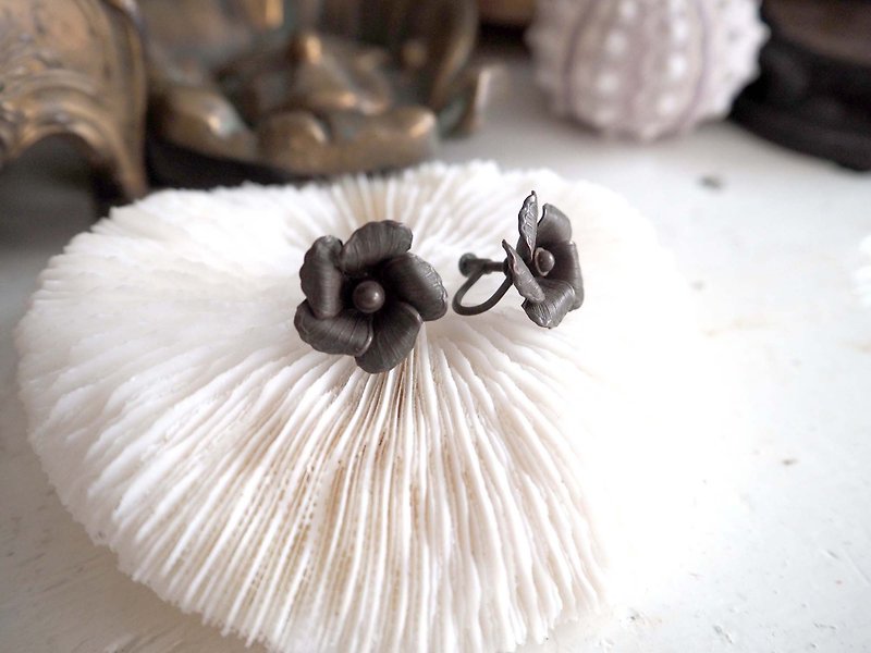 Ultra retro craftsmanship sterling silver flower-shaped clip-on earrings Clip-On noble Japanese second-hand medieval jewelry vintage - ต่างหู - เครื่องเพชรพลอย สีเงิน