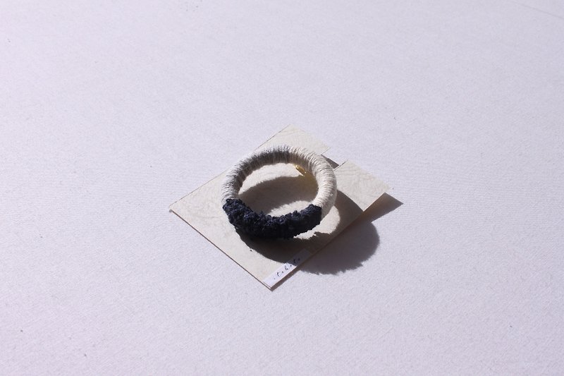[Large] tone round brooch - เข็มกลัด - ผ้าฝ้าย/ผ้าลินิน สีน้ำเงิน